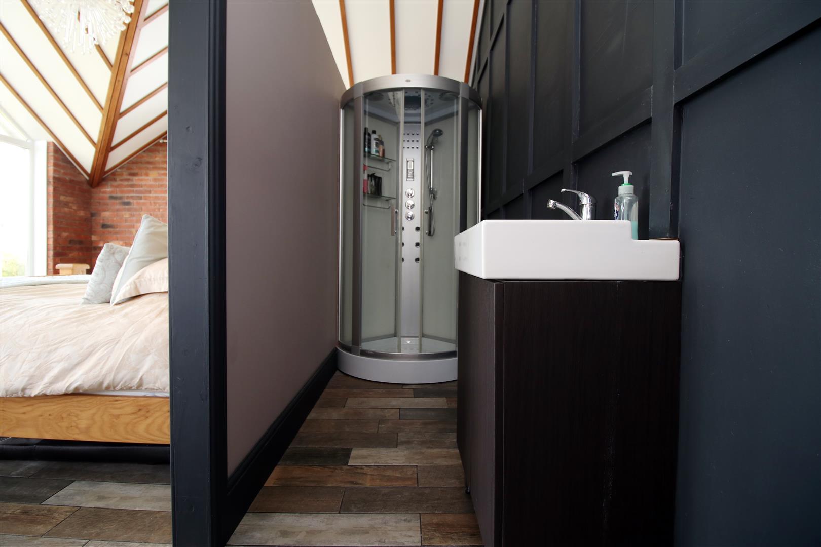 EN SUITE